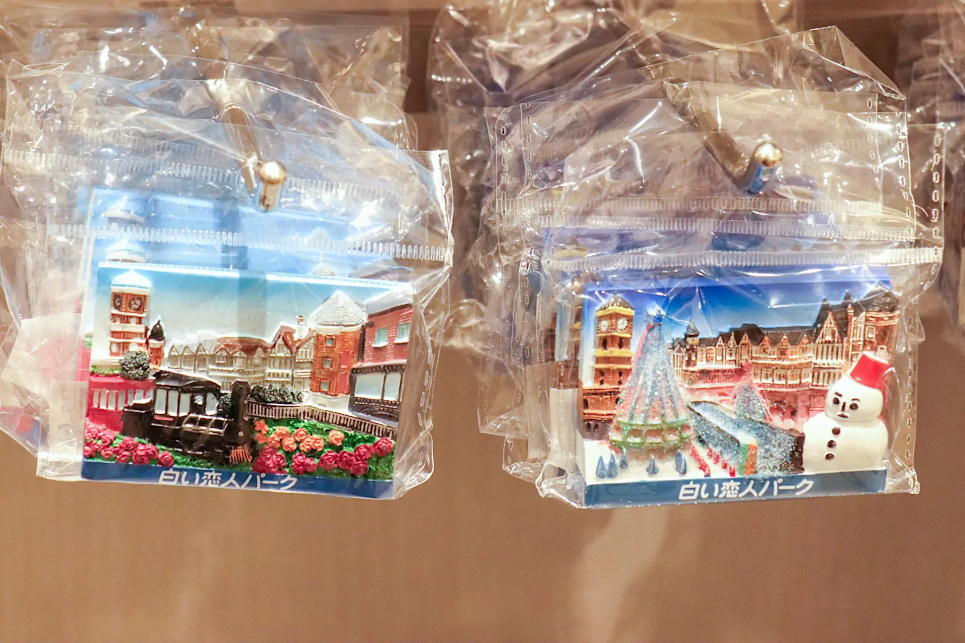 春（左）と冬（右）の景色がキュートなマグネットに