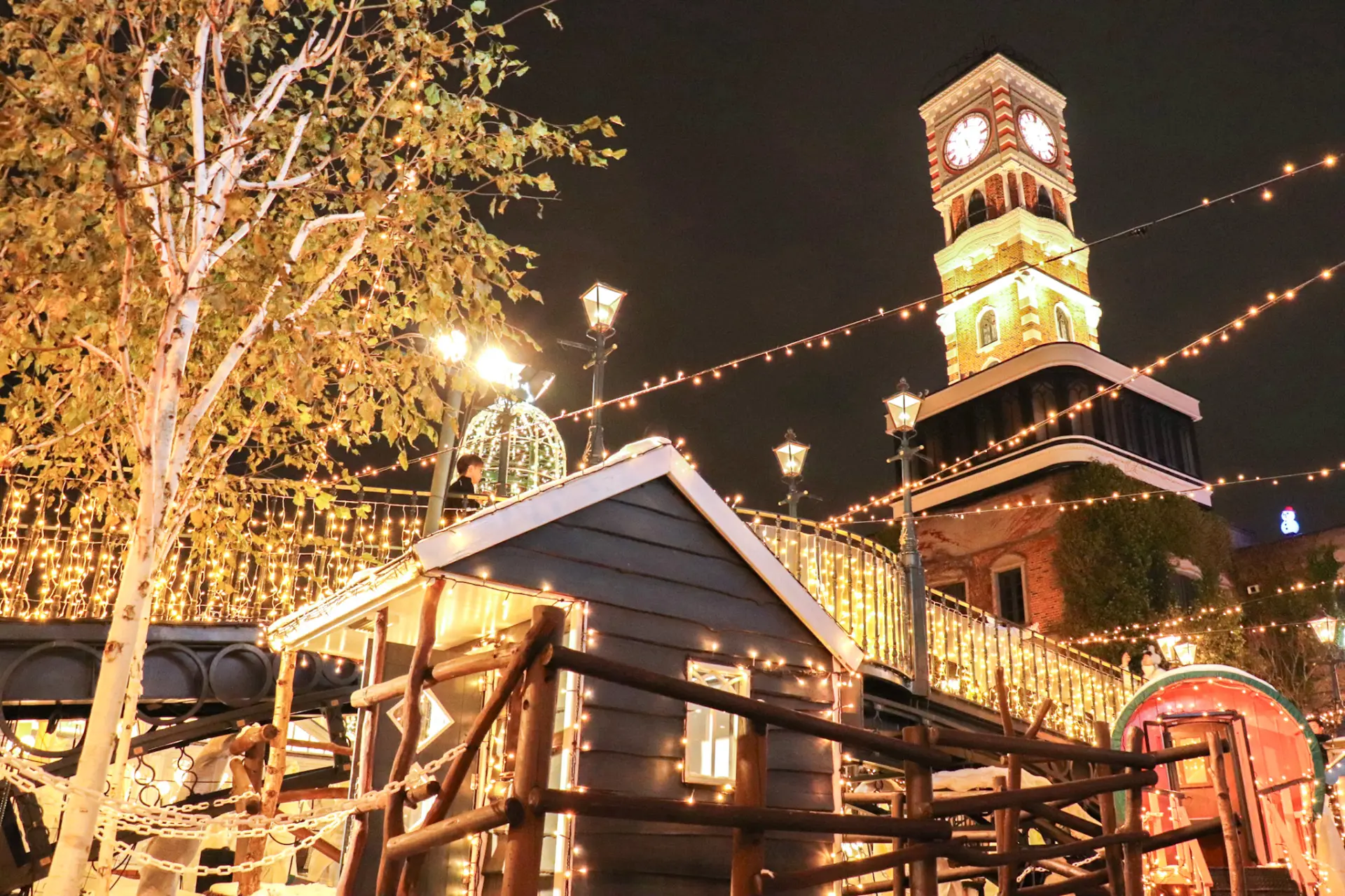 撮影場所によって違った表情が見られる時計塔