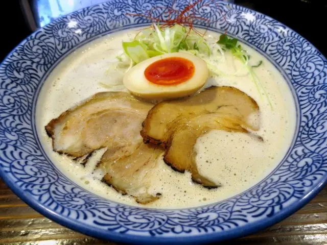 大阪人氣拉麵店「KASHIYA」的和風豬骨湯拉麵