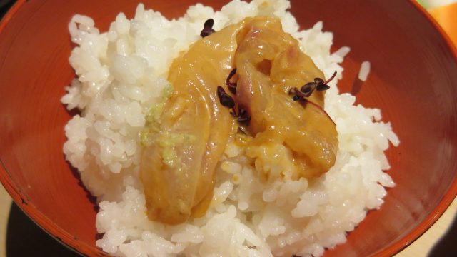 在白飯上放上鯛魚。