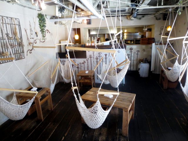The 1st floor has hammock seats!