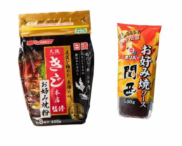 左：「日清 大阪きじ本店監修 お好み焼粉」、右：「オリバー お好み焼きソース 関西」