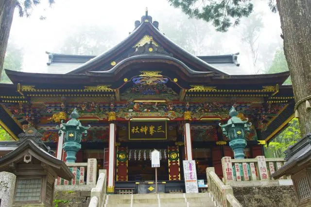 秩父三大神社之一。落座於標高1,100公尺山峰之上的古老神社