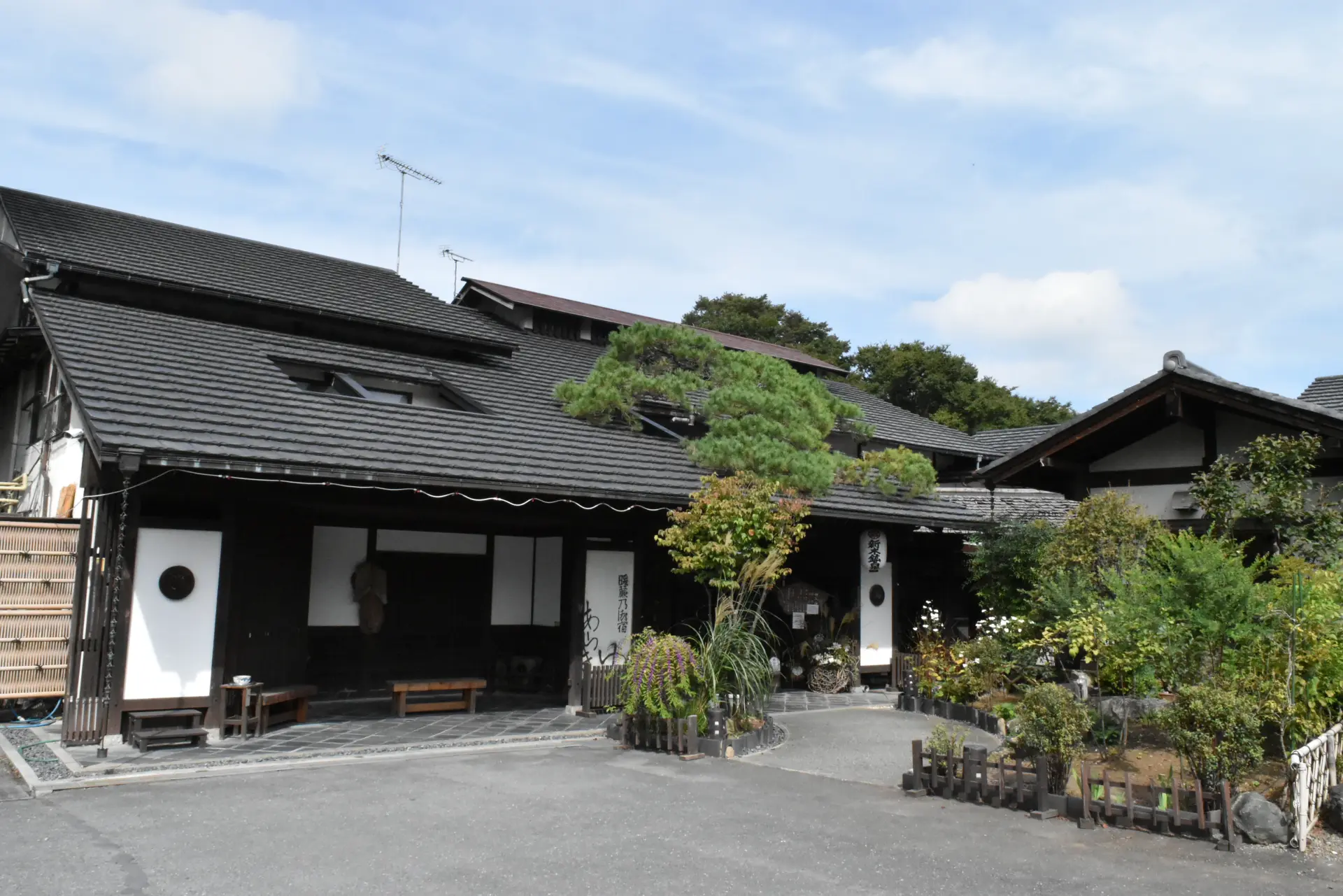 赤ちゃんも入れる美肌の湯が自慢の、あたたかい民芸の宿