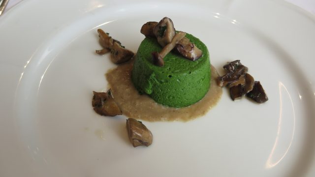 波菜舒芙蕾左蘑菇奶油醬