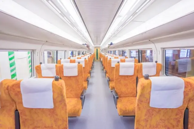 日光1號的座位是橘色。