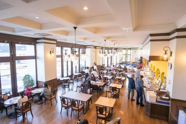 餐廳的氣氛柔和明亮，開放感十足