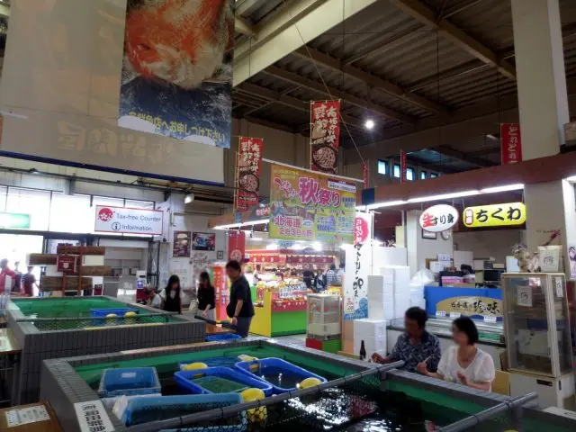 吧台座位設在放養鮮魚的水槽前。