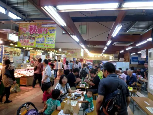 也有餐桌席位。