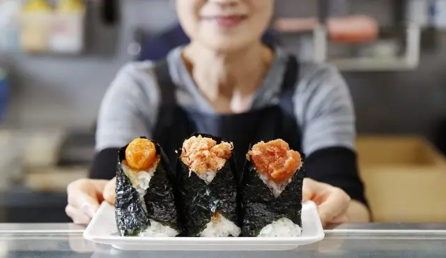 首推選項是餡料為醬油醃蛋黃的飯糰！