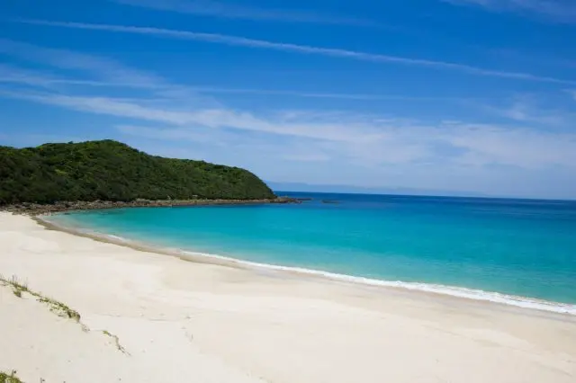 清澈透明的海水和海灘