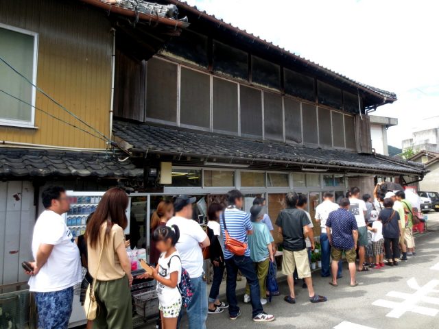 一條長長的人龍排在店頭等待