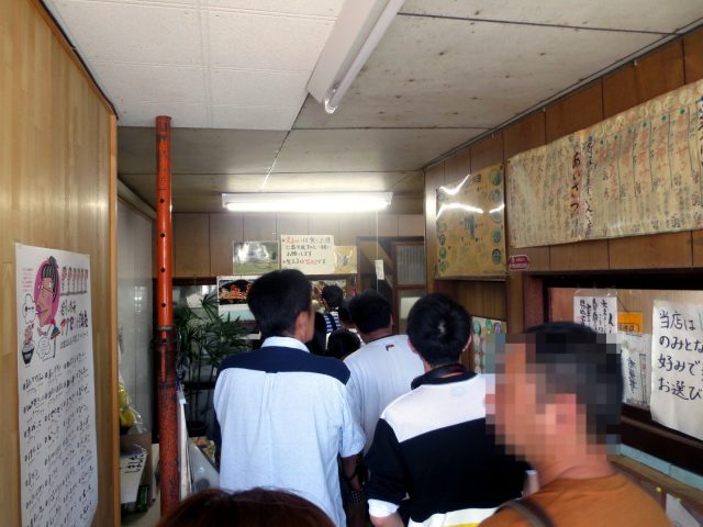 店內也是排隊的人潮