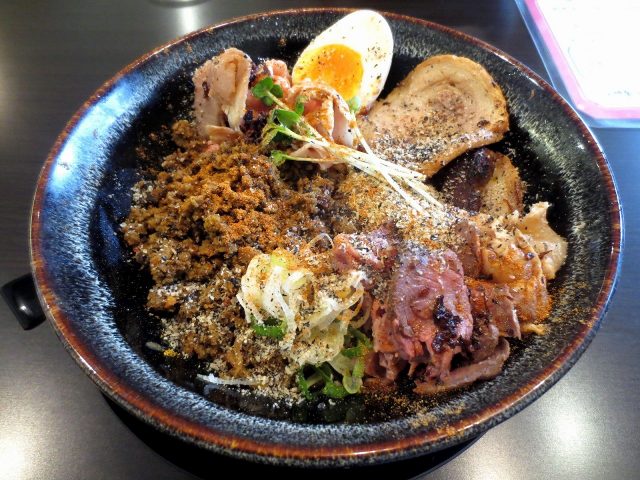 可以一次吃到牛肉、豬肉和雞肉叉燒！大阪「肉麵hidamari (ひだまり)庵」的奢華拉麵！