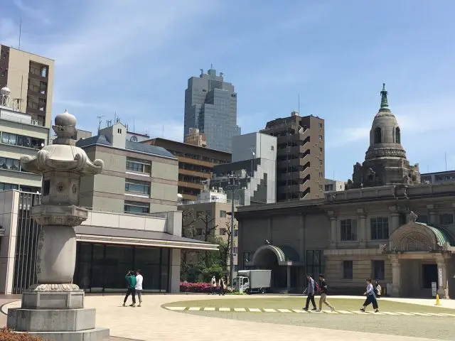 寺院廣場上的石燈籠