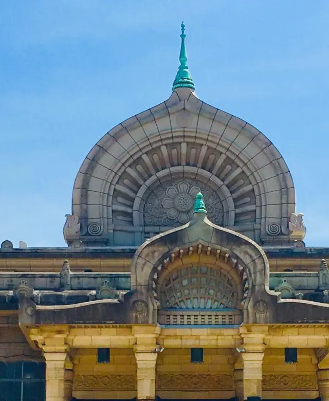 本堂的圓形屋頂是菩提樹葉狀的圖樣，中央部分繪有蓮花