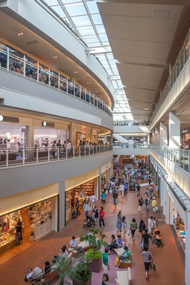 館内を散策してお気に入りの品を見つけよう