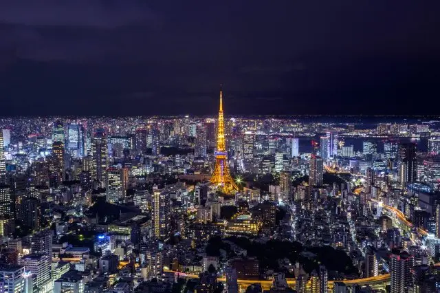 被灯光点缀的东京塔洋溢着都会浪漫的氛围