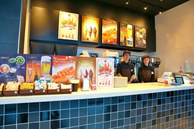 能一边慢慢品茶，一边眺望窗外绝景的「Cafe La Tour」