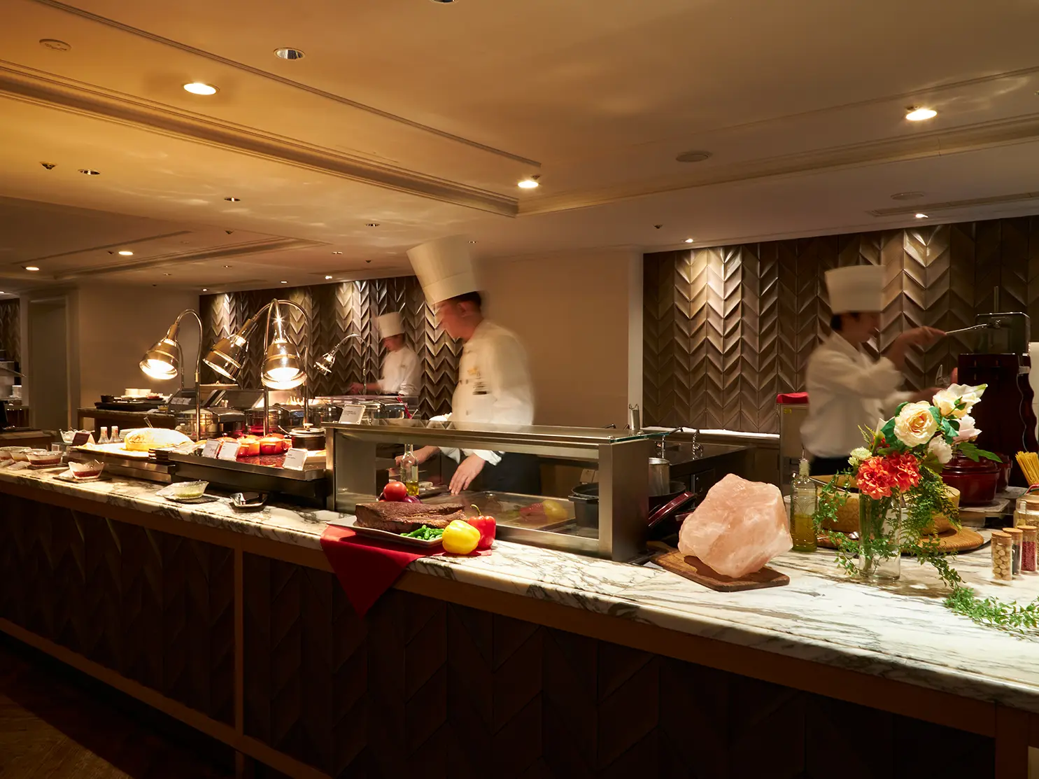 邊享受主廚精湛技藝與四季料理的奢華自助餐,邊欣賞綠意庭園與東京鐵塔景致