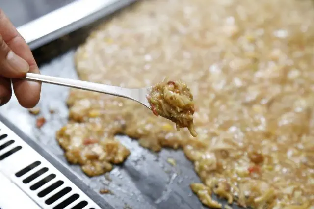 Use this small spatula to eat!