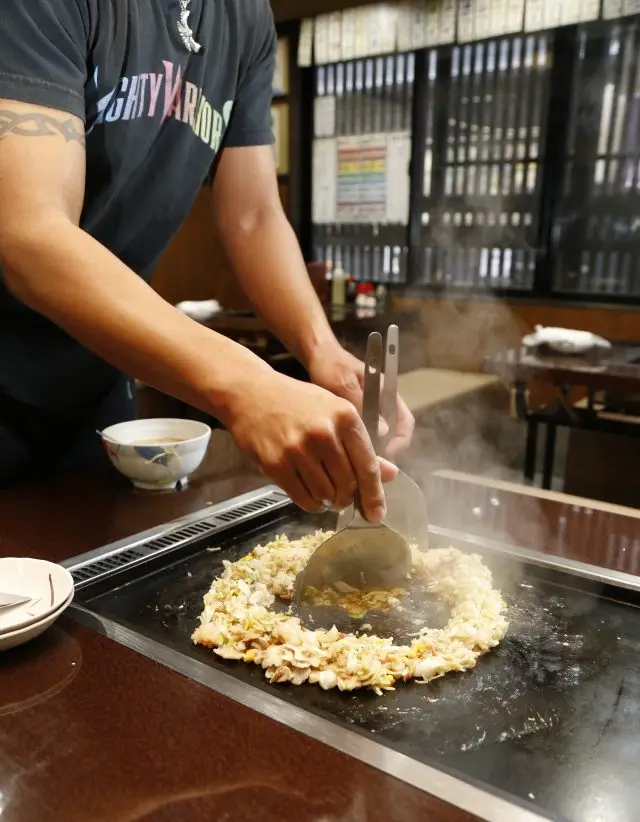 Watching the restaurant staff’s dexterous techniques is a highlight of eating here