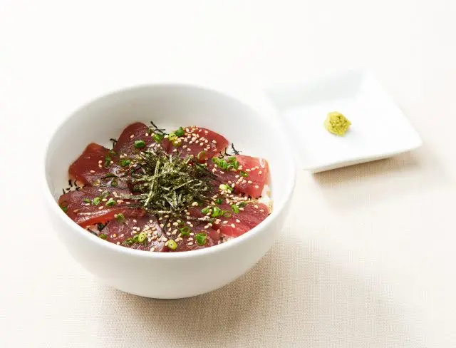 Fresh tuna marinated in sauce goes perfectly with rice!