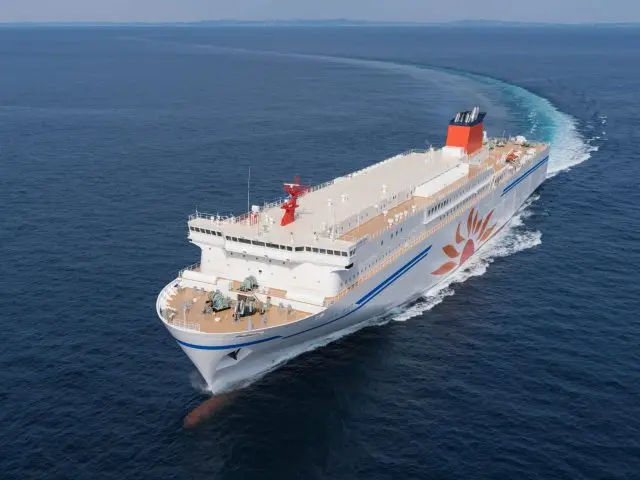 ゆったりと海を眺めながら旅を楽しめるフェリー