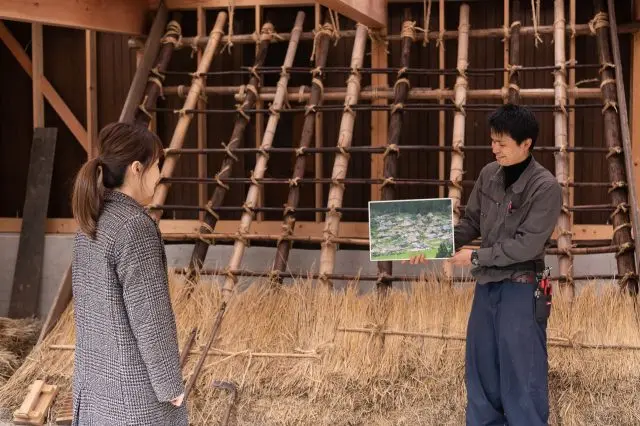 かやぶきの葺き方や、各国の様式の違いなどを教えてくれます。