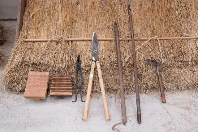 ふき替え作業に使う道具の一部（左ふたつ）も職人の手作りです。職人によって少しずつこだわりが違い、20種類ほどの道具を使用する人もいるそうです。