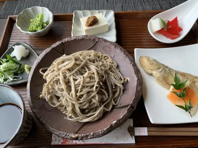 お蕎麦に、季節の野菜の小鉢や天ぷらなどがついてもりだくさんの内容です。
