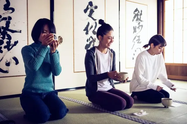 観音堂でのお寺体験のひとつ、お茶と茶菓子をいただきます。