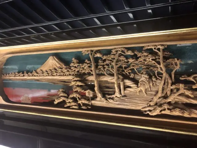 山車には豪華な装飾がいたるところに。精緻な木彫刻と城端塗。