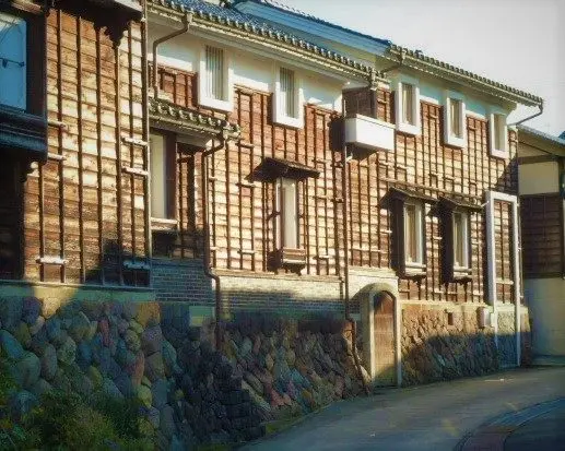 格子と城壁の土蔵が残る今町通り。祭りでは山車の行列が通る。