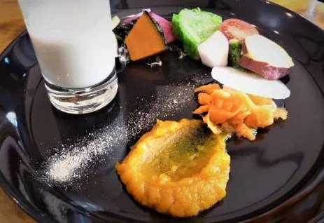 自家菜園で採れたての季節の野菜。彩り豊かで見た目も楽しい。