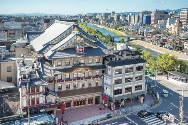 祇園四条駅を上がってすぐ目の前に現れる南座は、町のランドマークとしてもおなじみ。