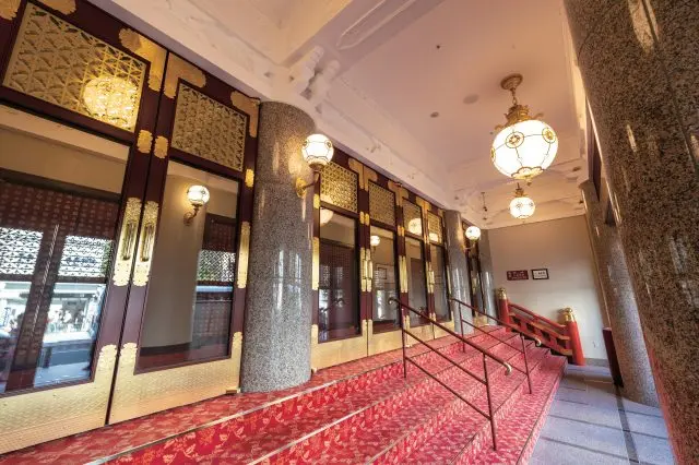 豪華ながら、どこかノスタルジックな雰囲気もあるエントランス。