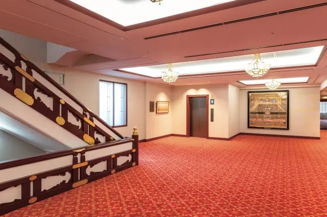 ゆとりのあるロビー。リニューアルに伴いエレベーターも新設されるなど利便性も向上しました。