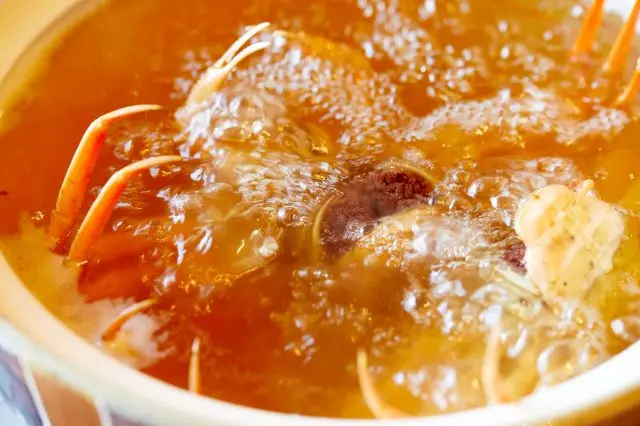 特製のスープで茹でると、大きく身が開き内子が姿を現します。