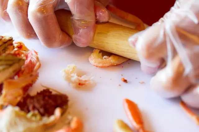 足の中の身は取り出しにくいため、すりこぎを使って押し出します。