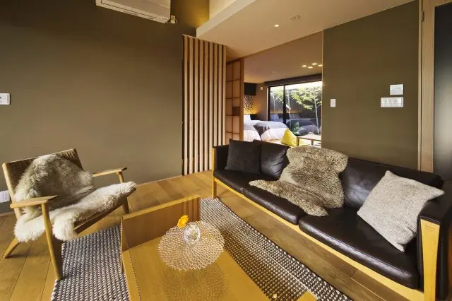 部屋ごとに異なるテイストの家具が配されています。