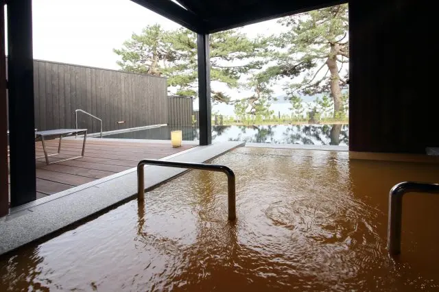 海沿いの開放的な空間でリラックスできる露天風呂。