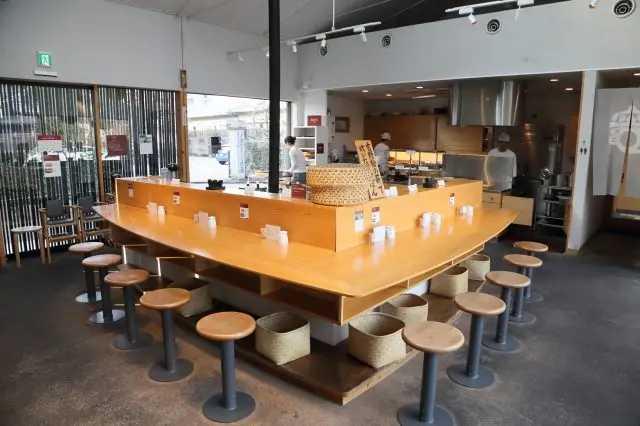 「竈」の店内。カウンター席を中心に、テーブル席もあり。