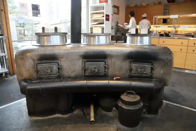 左から、5升炊き、4升炊き、3升炊きの釜が並びます。