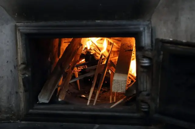 薪に使うのはヒノキ。“火木”とも呼ばれ、よく燃える木材です。