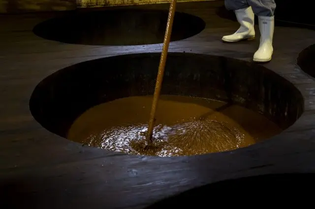Climb the barrel and see the fermentation process from above. You can also see the brewer's techniques, where they stir the matured soy sauce, with its deepened its hue and flavor.