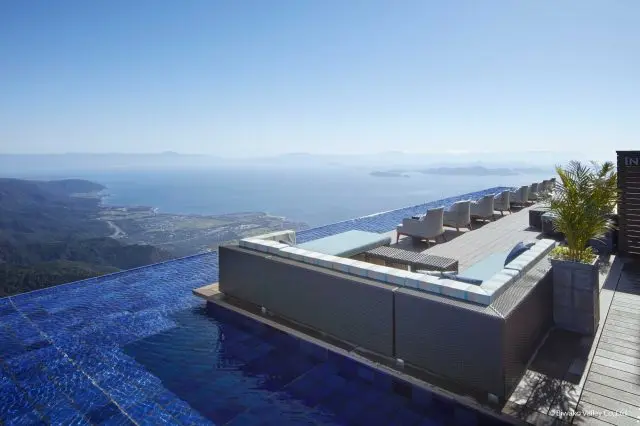 「North Terrace」には、ソファで絶景が堪能できる先着制の有料席「インフィニティラウンジ」も。