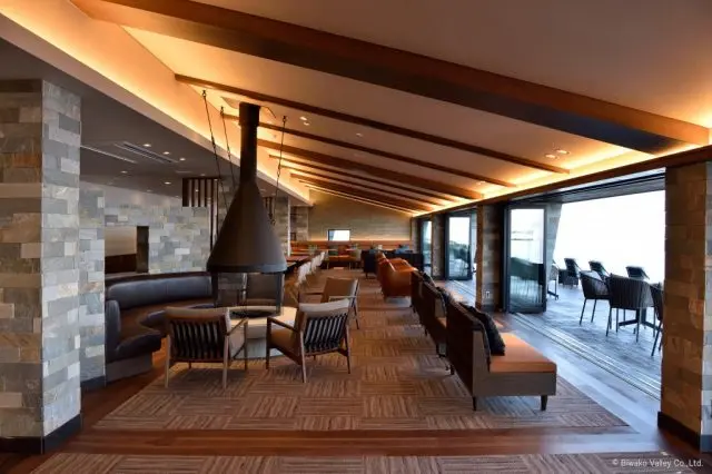 天気が良い日には、テラスに続くパティオドアから光が差し込み、より開放的な雰囲気に。