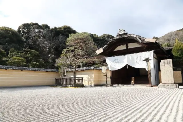 宸殿の大玄関の前には白砂が敷かれ、その手前には青竹の結界が張られています。