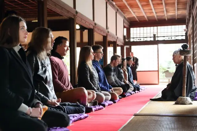 最も大切なのは呼吸。5秒吸って10秒吐く呼吸をゆっくりと続けます。